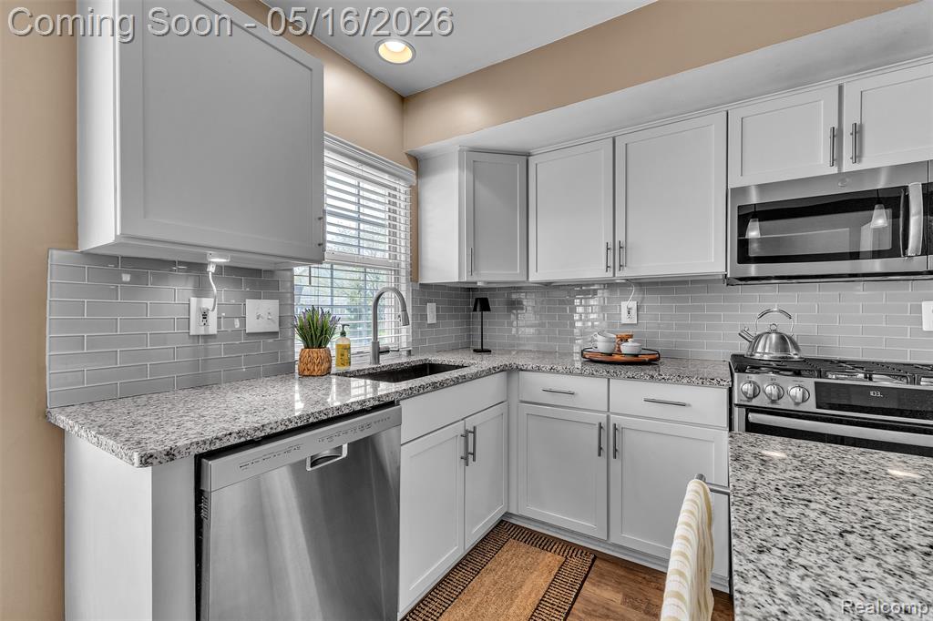 944 S Parkwood Drive, South Lyon, MI 48178 — Photo 8