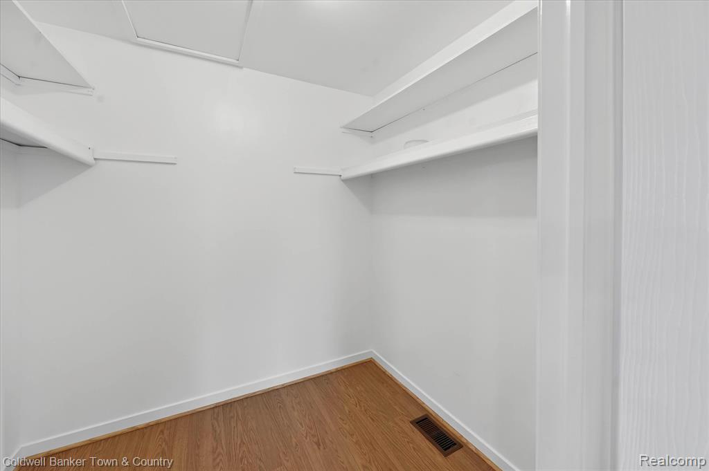 8895 Knolson Avenue, Livonia, MI 48150 — Photo 25