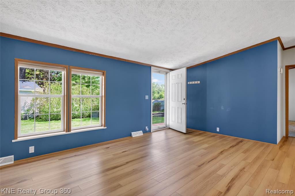 672 Red Oaks Drive, Howell, MI 48843 — Photo 3