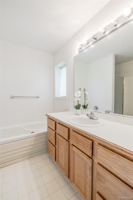 4304 W Pointe Drive, Waterford, MI 48329 — Photo 27
