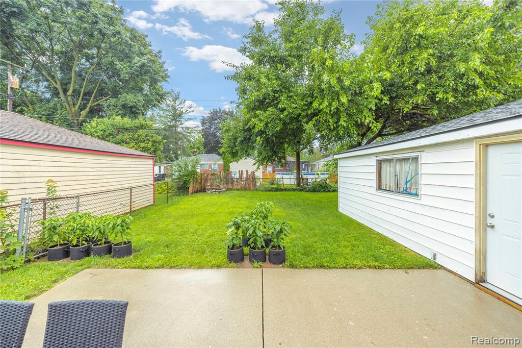 9939 Deering Street, Livonia, MI 48150 — Photo 42