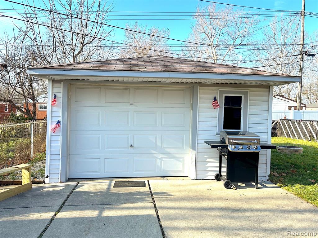 4992 MCKINLEY Street, Dearborn Heights, MI 48125 — Photo 10