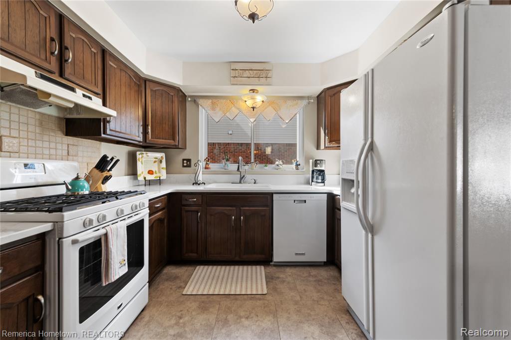 46490 Bartlett Drive, Canton, MI 48187 — Photo 34