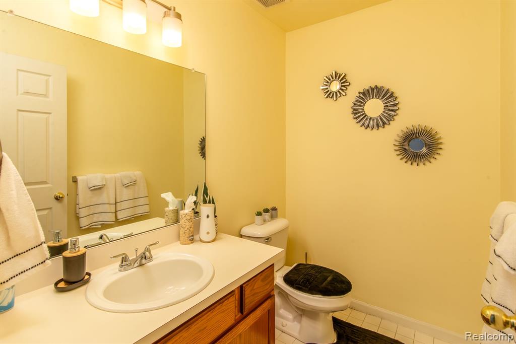 348 VICTORIAN Lane, Belleville, MI 48111 — Photo 21