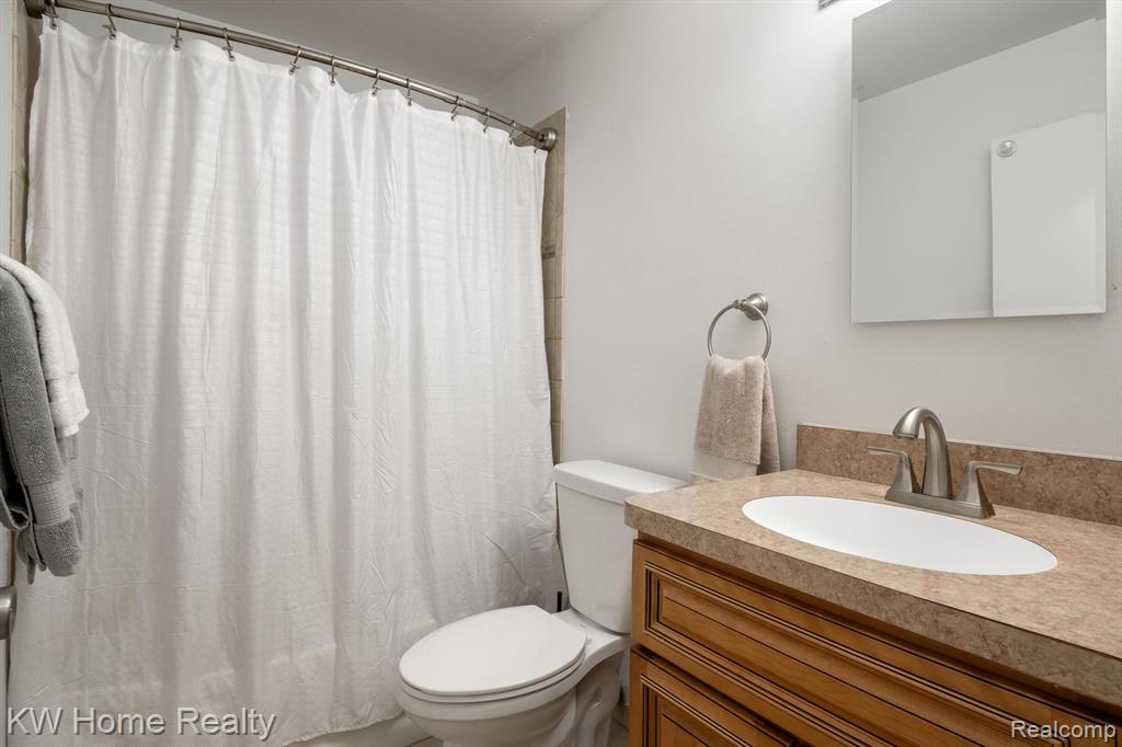 32718 GRAND RIVER Avenue, C28, Farmington, MI 48336 — Photo 20