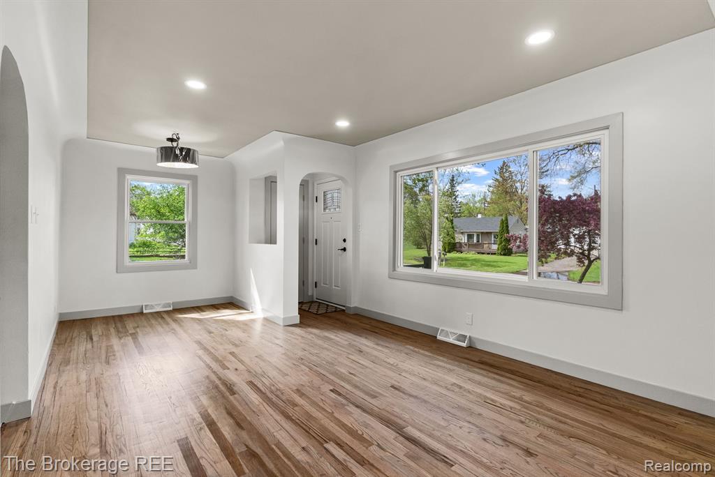 5857 BERKLEY Drive, Waterford, MI 48327 — Photo 5