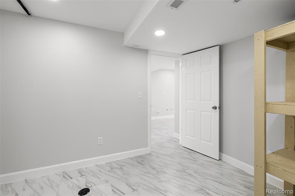 46267 Terrace Drive, Shelby Twp, MI 48317 — Photo 54
