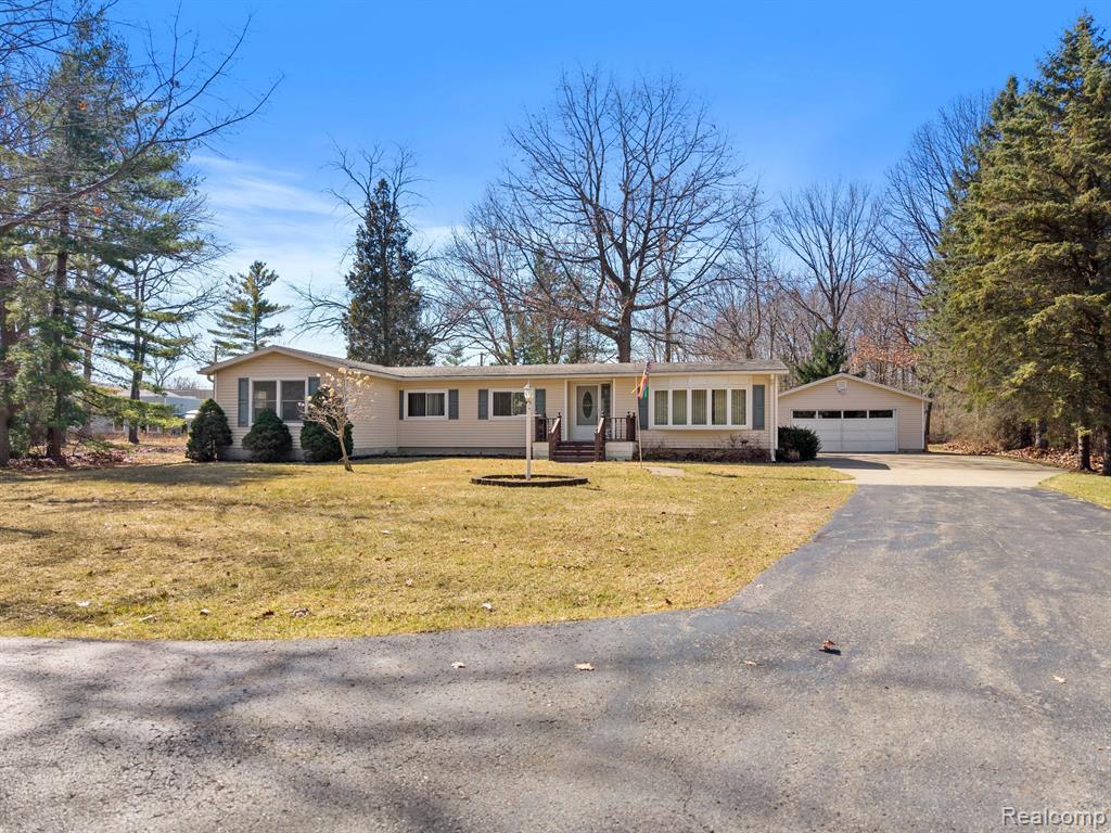 5269 LAKESHORE Road, Fort Gratiot, MI 48059 — Photo 2