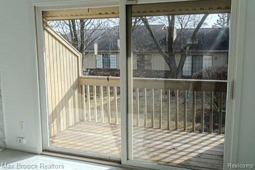 4275 FOXPOINTE Drive, West Bloomfield, MI 48323 — Photo 9