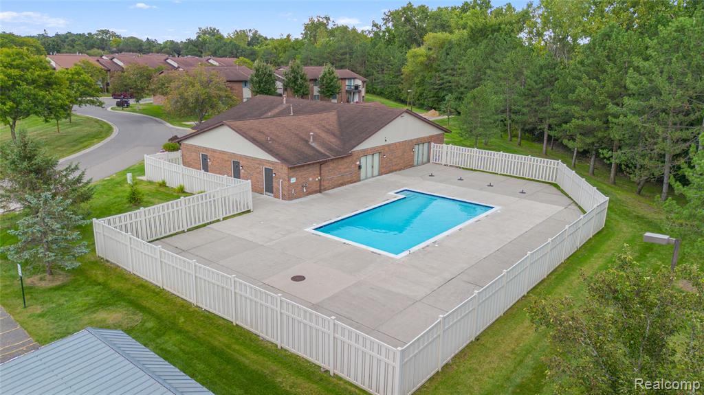 33905 Pondview Circle, Livonia, MI 48152 — Photo 18