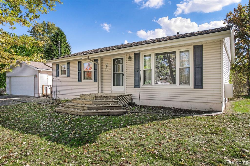 4318 Moonlight Drive, Holly, MI 48442 — front exterior