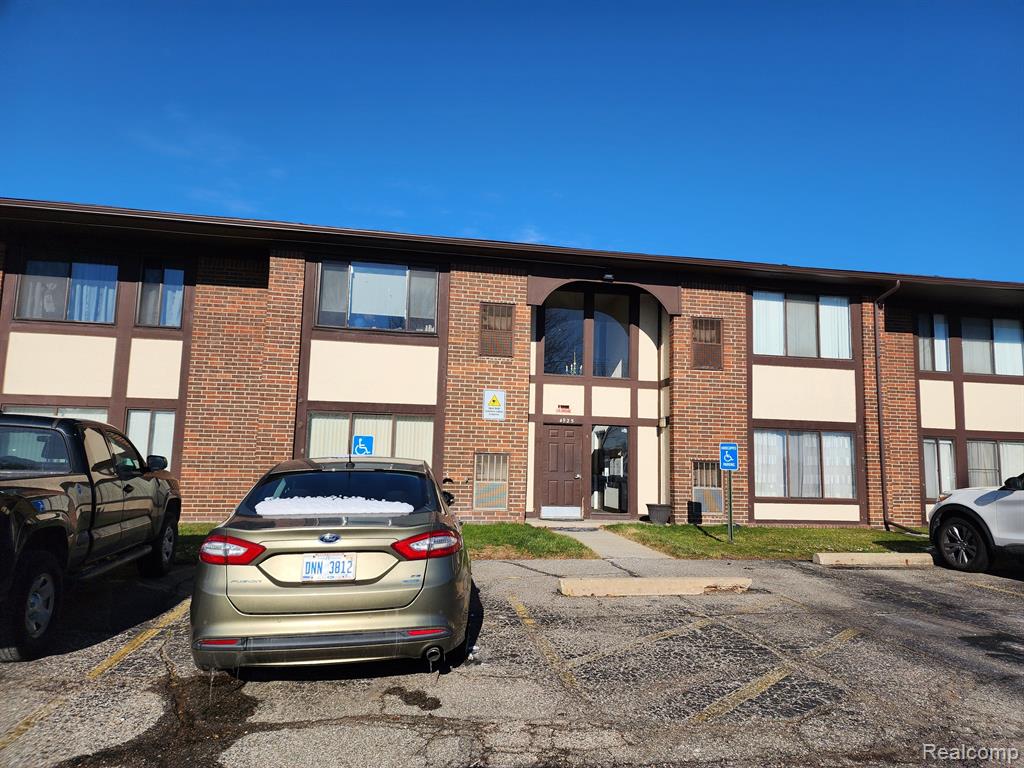 4925 E 10 Mile Rd Road, 5, Warren, MI 48091 — Photo 2