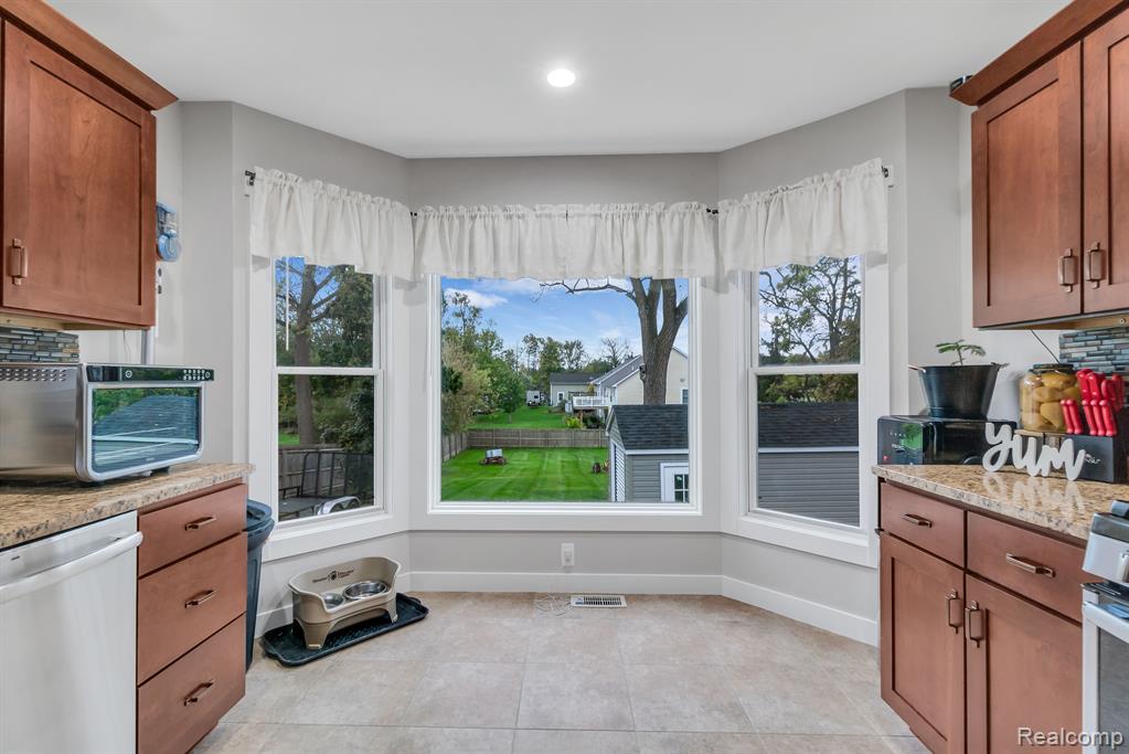 10174 HEGEL Road, Goodrich Vlg, MI — Photo 16