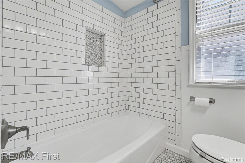 560 E Oakridge Street, Ferndale, MI 48220 — Photo 16