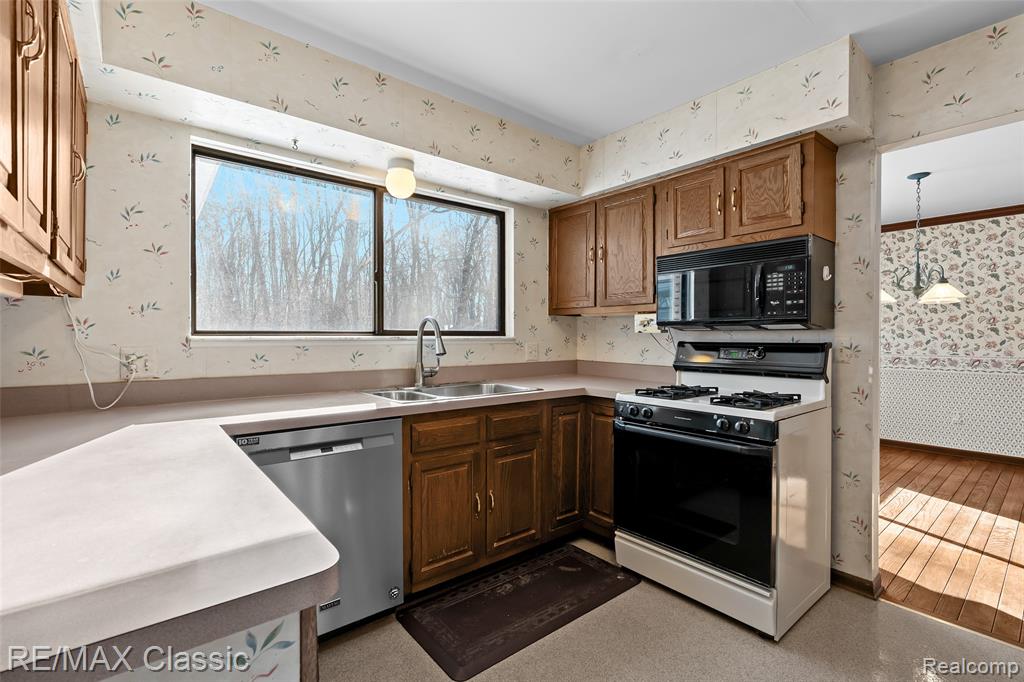 6313 Kiev Street, West Bloomfield, MI 48324 — Photo 15