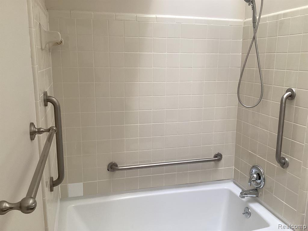 31180 COUNTRY Way, 20, Farmington Hills, MI 48331 — Photo 29