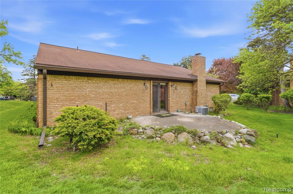 4042 Chablis Street, West Bloomfield, MI 48323 — Photo 32