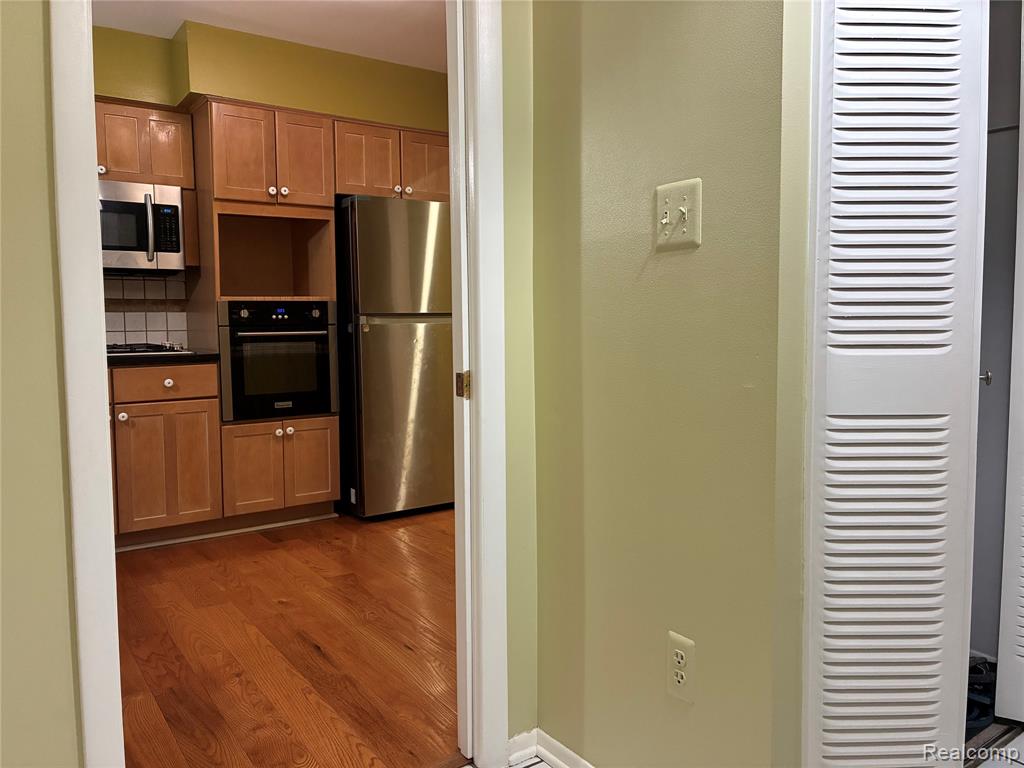 3883 OLD CREEK Road, 18, Troy, MI 48084 — Photo 11