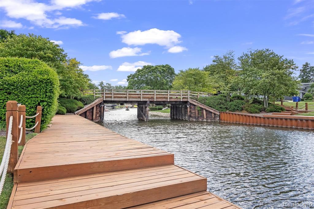 1062 FOREST BAY Drive, Waterford, MI 48328 — Photo 23