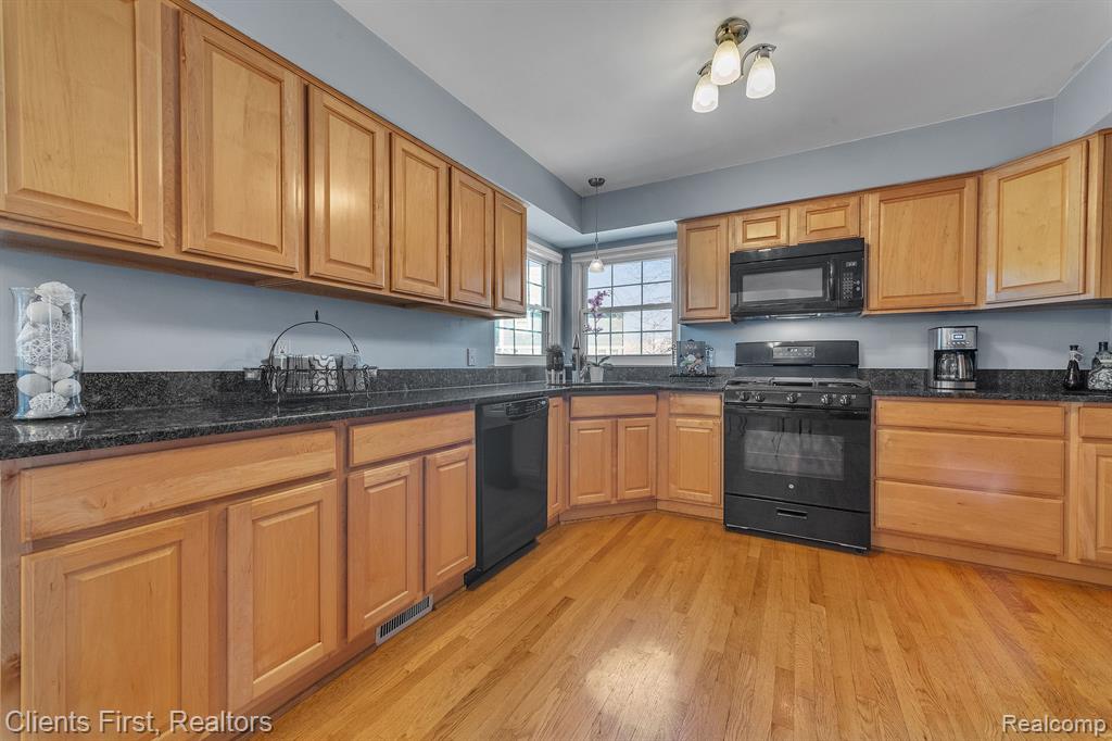 46408 DOUBLETREE Road, Canton, MI 48187 — Photo 19