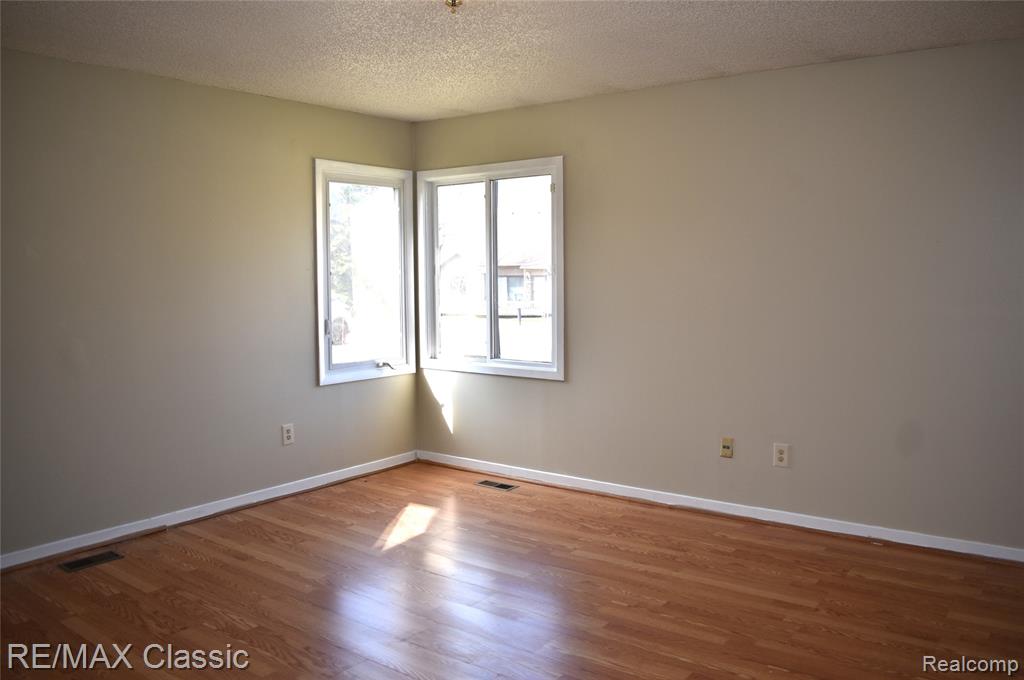 7901 Lawrence, West Bloomfield, MI — Photo 23