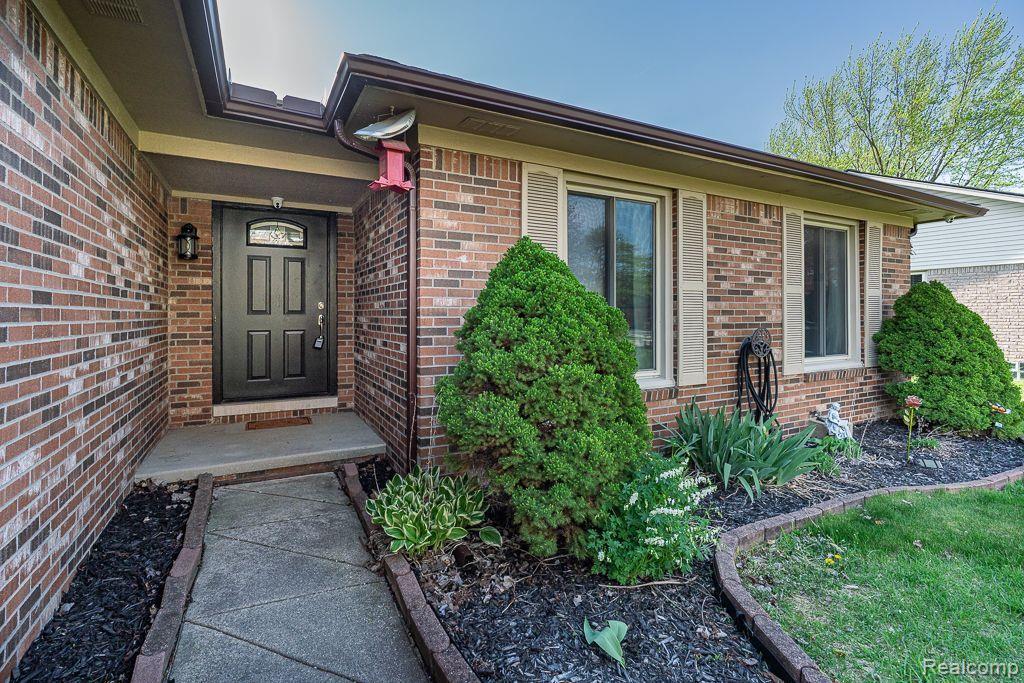 44053 TERRICAR Lane, Clinton Twp, MI 48038 — Photo 2