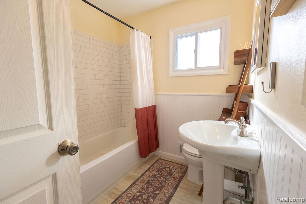 823 Southwood Drive, Fenton, MI 48430 — Photo 16