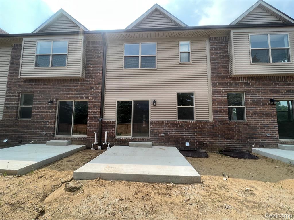 4226 SECLUDED PINES DR, Sterling Heights, MI 48314 — Photo 2