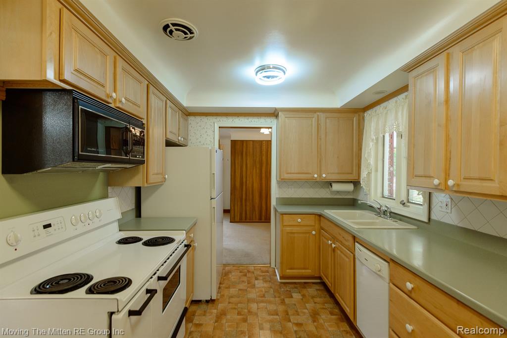 9668 Farmington Road, Livonia, MI 48150 — Photo 4