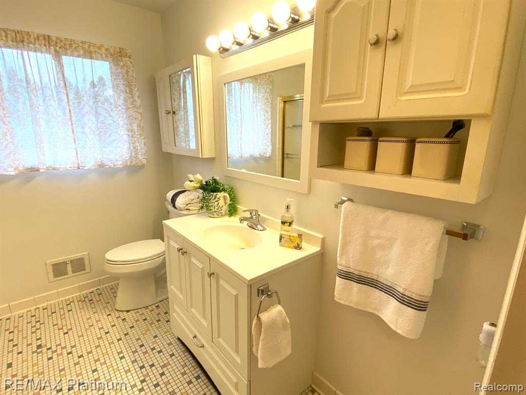 6201 WILLIAMS LAKE Road, Waterford, MI 48329 — Photo 17
