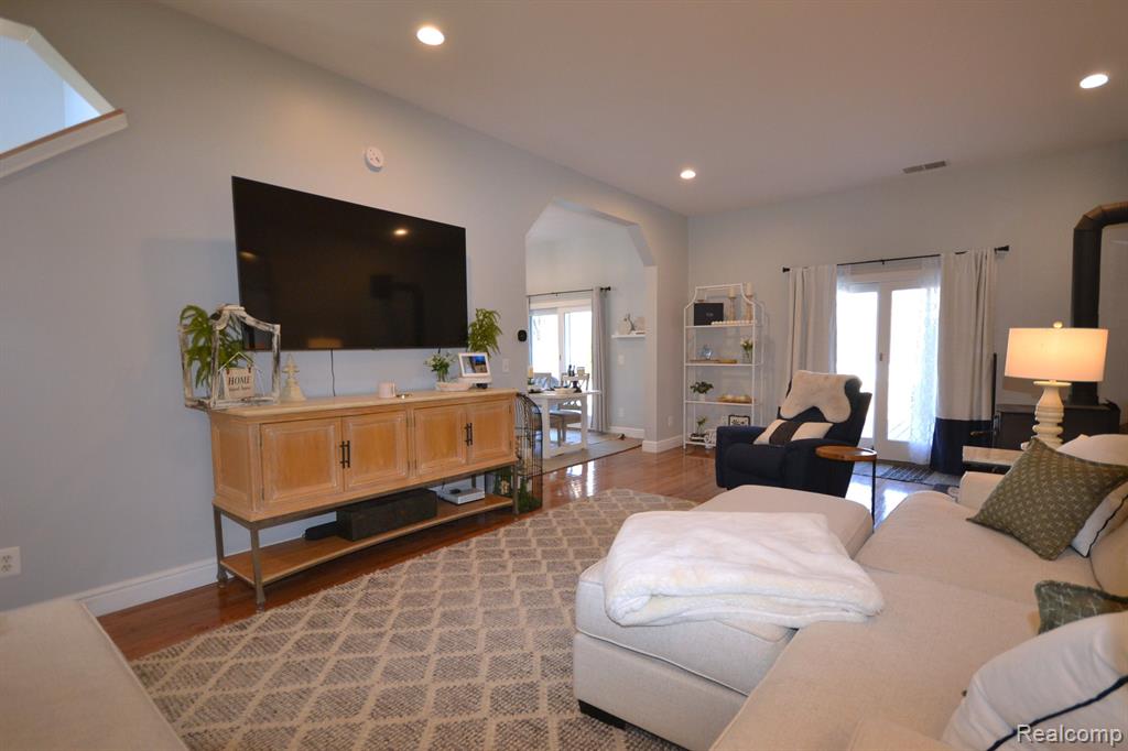 4072 W MAPLE Road, Wixom, MI — Photo 18