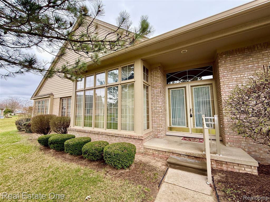 42827 Matthew Drive, Sterling Heights, MI 48313 — Photo 2