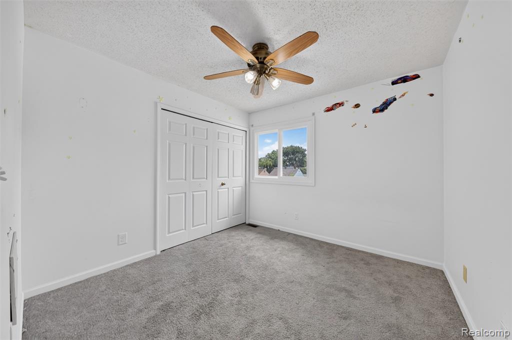 20471 Hollywood Street, Harper Woods, MI 48225 — Photo 29