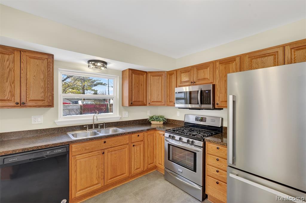 735 Elmwood Drive, Fenton, MI 48430 — Photo 14