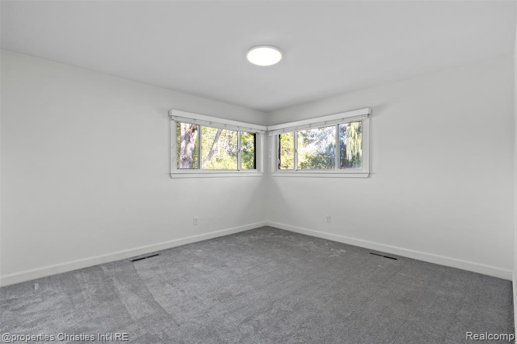 571 Yorkton Lane, Bloomfield Hills, MI 48304 — Photo 18