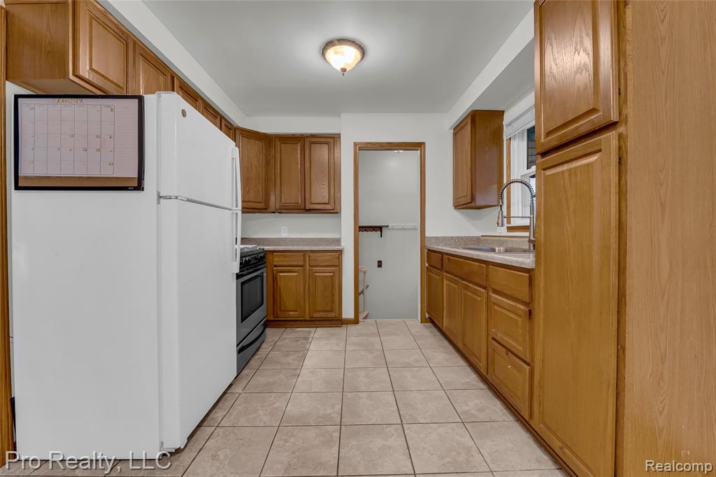 650 CLEOPHUS Parkway, Lincoln Park, MI 48146 — Photo 8