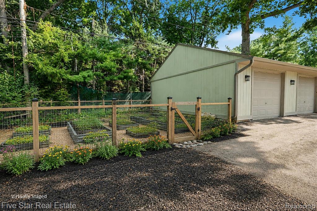 6700 Pontiac Trail Road, West Bloomfield, MI 48323 — Photo 32