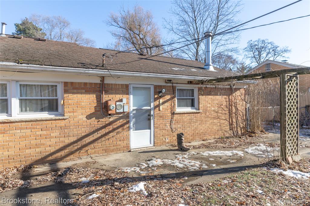 656 S CASS LAKE Road, Waterford, MI 48328 — Photo 8