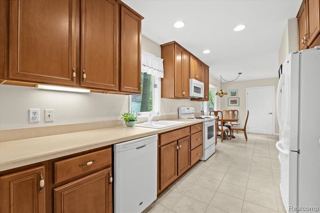 21290 JUNIPER Court, 76, Farmington Hills, MI 48336 — Photo 4