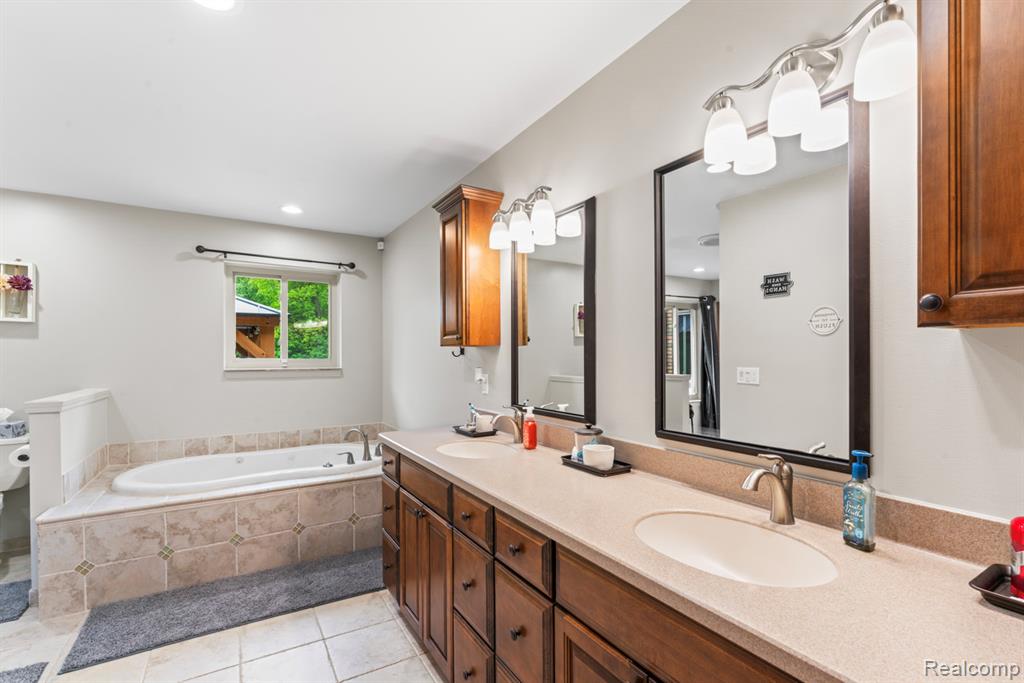 490 Rolling Oaks Drive, Howell, MI 48843 — Photo 28