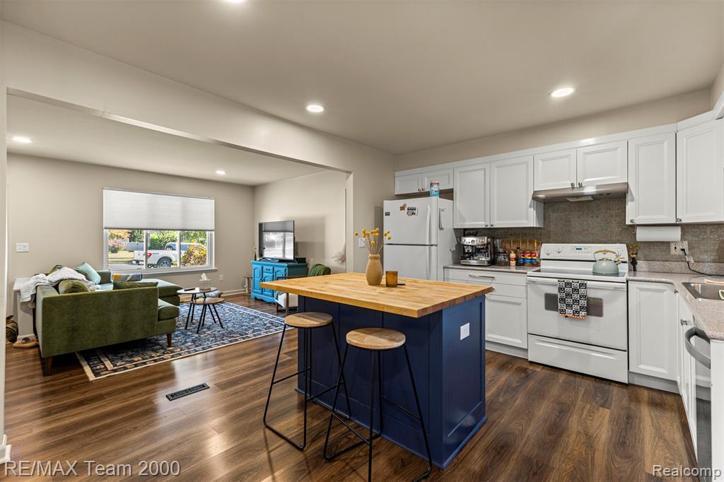 7085 London Court, Canton, MI 48187 — Photo 12