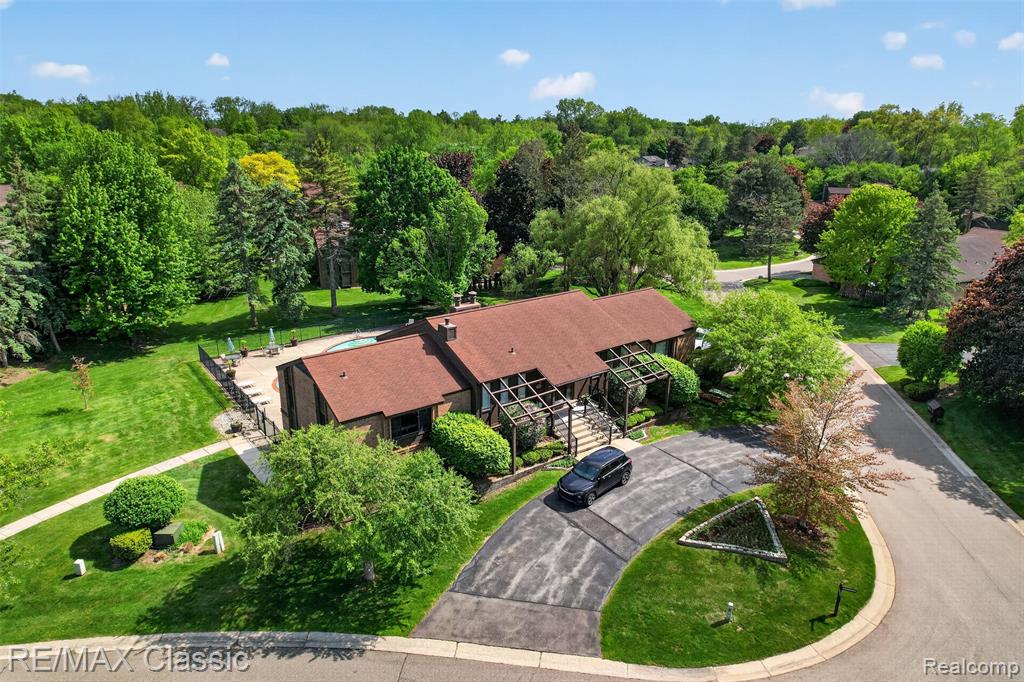 2061 Burgundy Street, West Bloomfield, MI 48323 — Photo 14