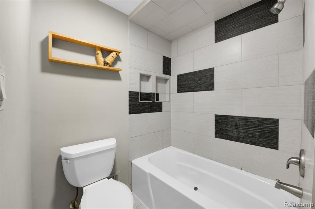 8232 KARAM Boulevard, 4, Warren, MI 48093 — Photo 15