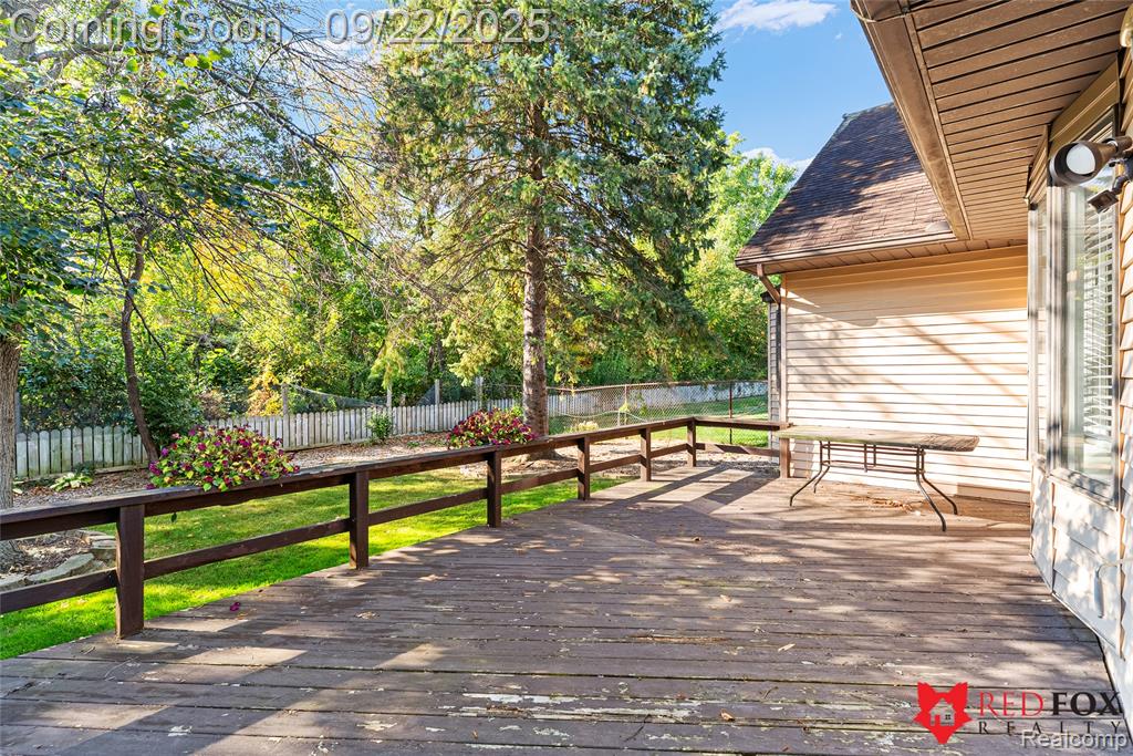 6031 Oak Creek Drive, Swartz Creek, MI 48473 — Photo 31