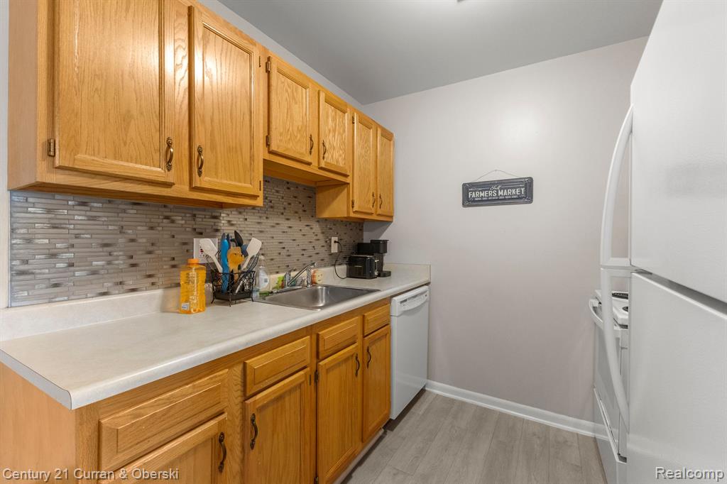 10033 ALLEN POINTE Drive, Allen Park, MI 48101 — Photo 14