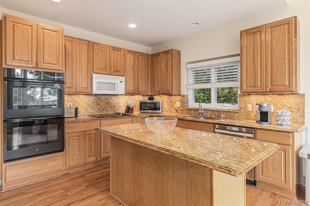 6847 Oakhurst Ridge Road, Clarkston, MI 48348 — Photo 11
