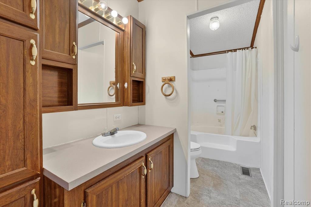 13106 N Genesee Road, Clio, MI 48420 — Photo 23