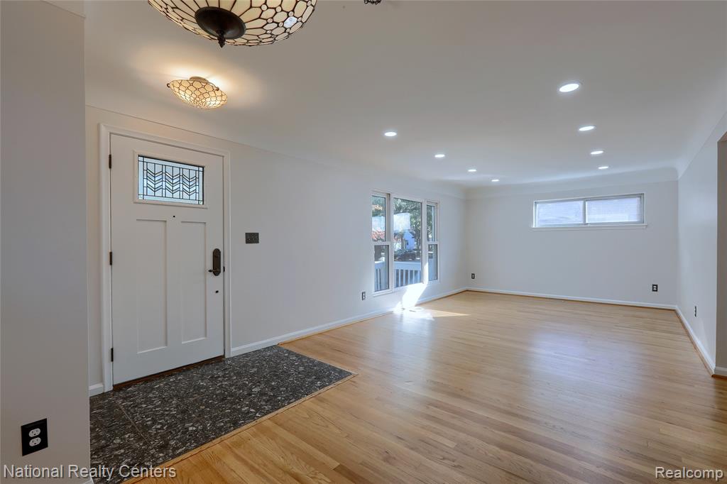 13369 Winchester Avenue, Huntington Woods, MI — Photo 4