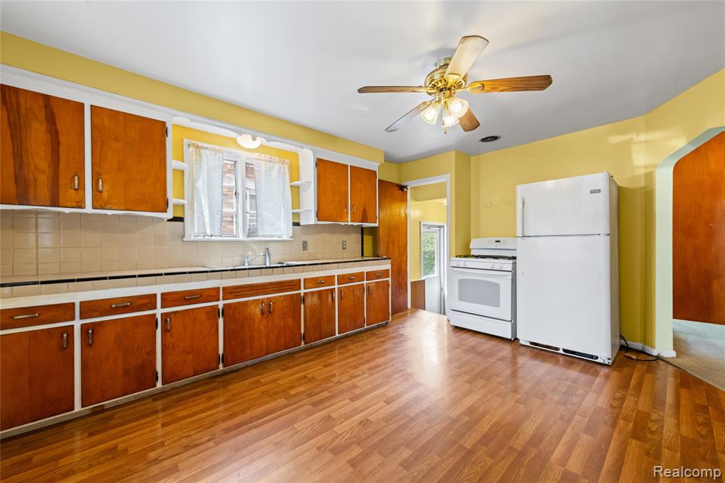 6874 Greenview Avenue, Detroit, MI 48228 — Photo 9