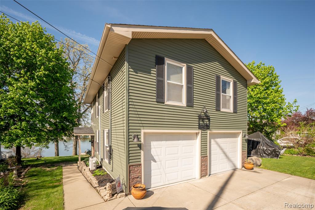 5477 Dooley Drive, Linden, MI 48451 — front exterior